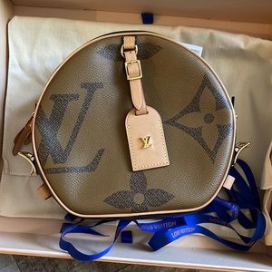 LOUIS VUITTON
Reverse Monogram Giant Boite Chapeau Souple